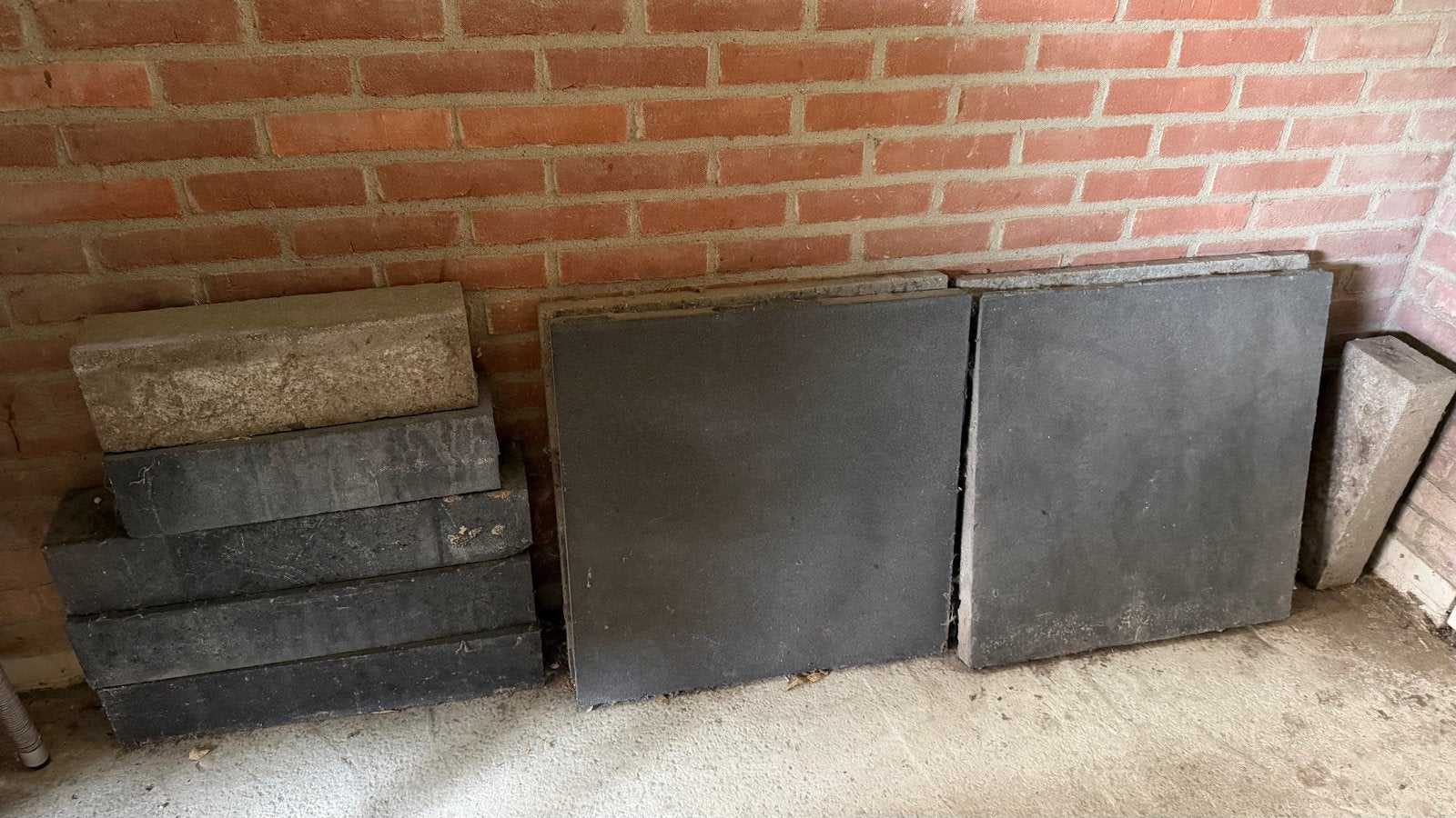 Gebruikte terrastegels en bielzen antracietkleur, Ophalen, Gebruikt, Klinkers, Minder dan 5 m²