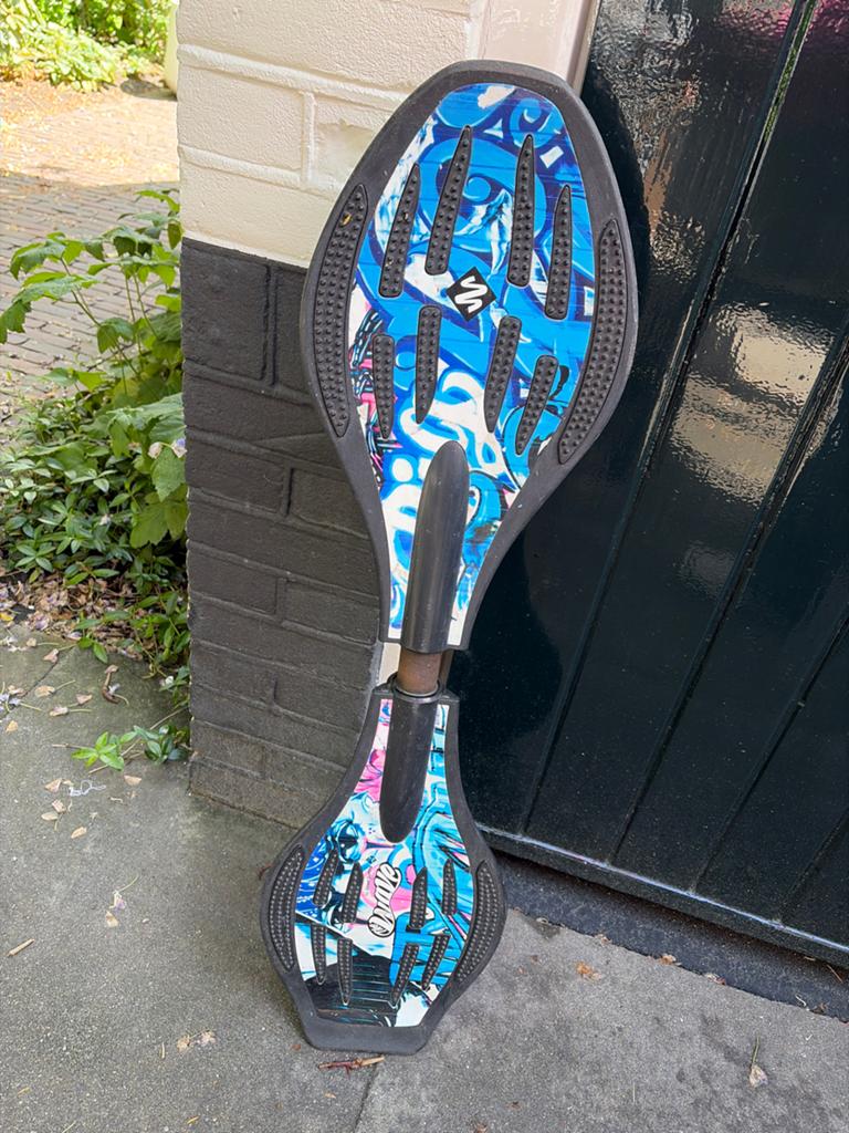 Waveboard - Blauw/Zwart met coole print, Sport en Fitness, Skateboarden, Ophalen of Verzenden, Gebruikt, Waveboard