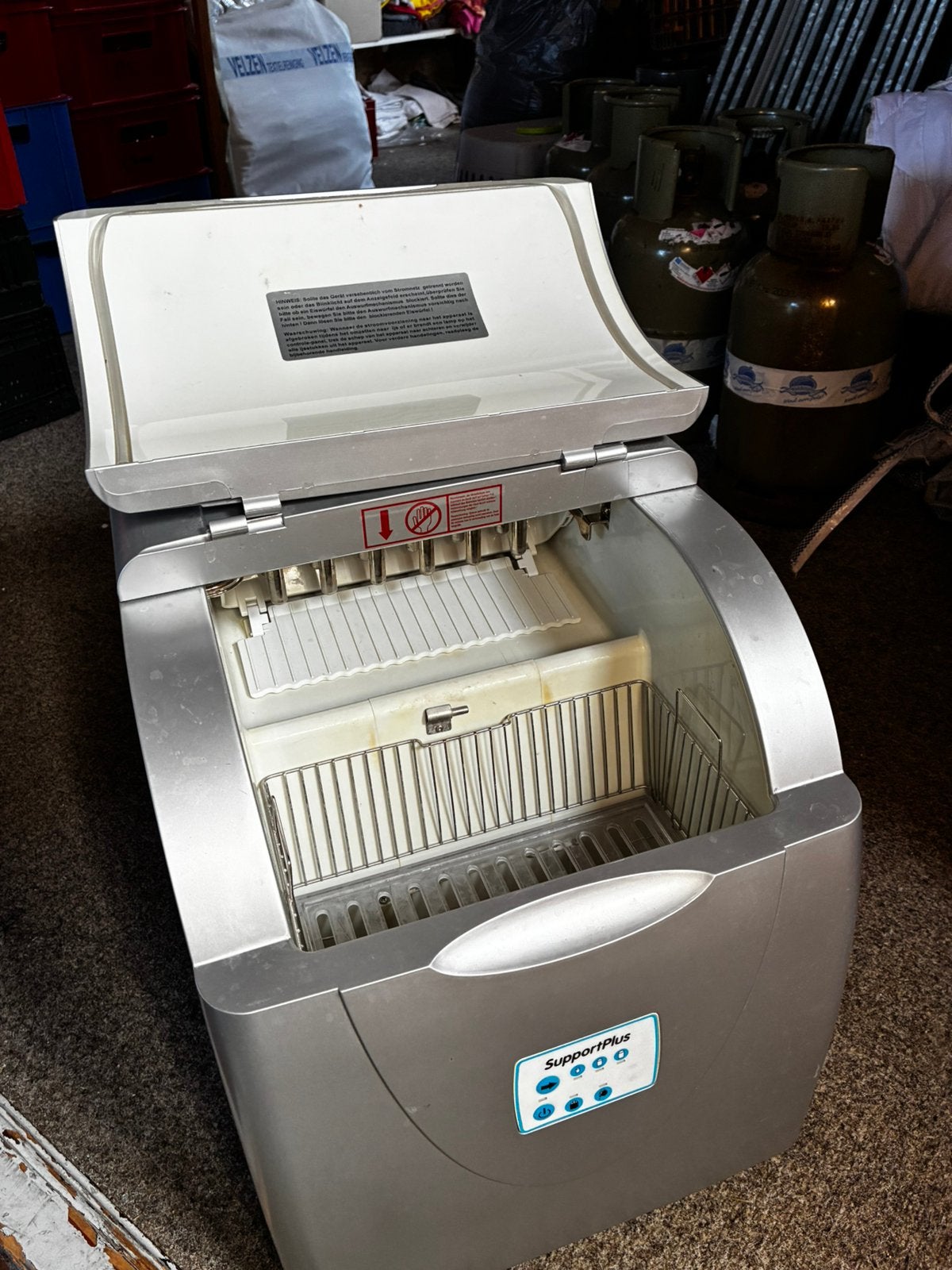 Ijsblokjes machine na ca 10 minuten eerste blokjes, Ophalen, Zo goed als nieuw