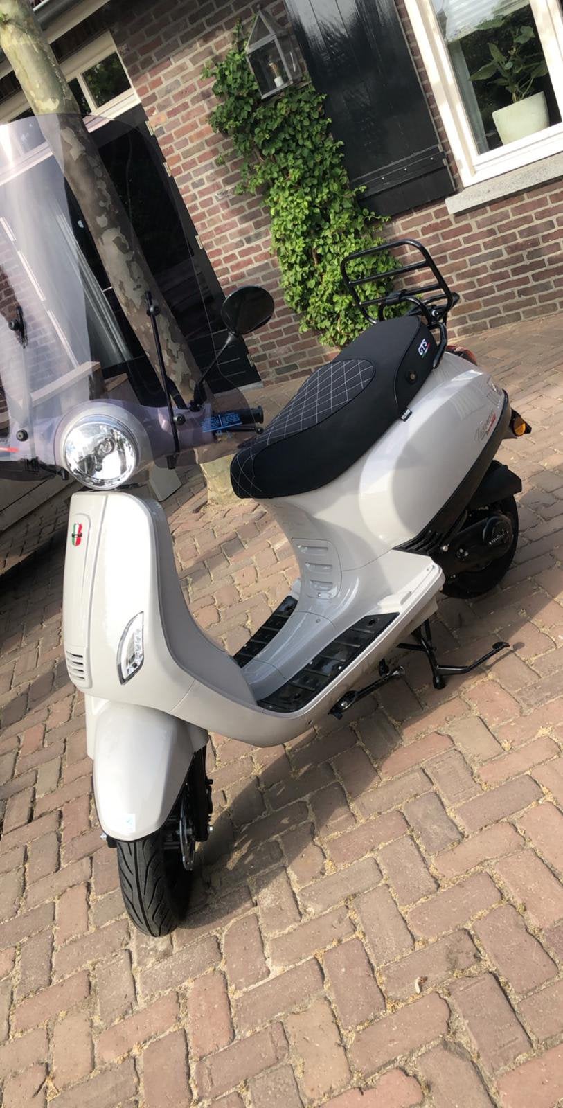 Scooter GTS toscana 2020, Fietsen en Brommers, Snorfietsen en Snorscooters, Zo goed als nieuw, Benzine, Ophalen, Overige merken