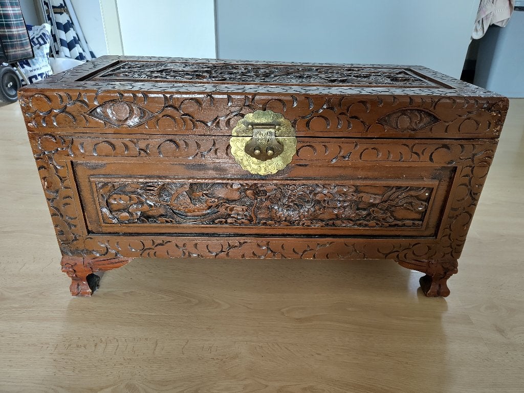 Handgesneden aziatische houten kist, Ophalen, Minder dan 50 cm, Zo goed als nieuw, 5 – 50