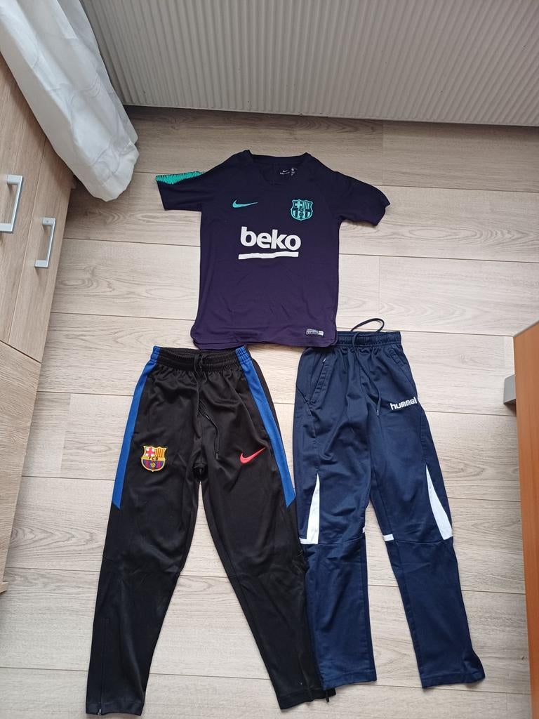 Barcelona trainingsbroek en shirt maat 128 en hummel broek, Ophalen of Verzenden, Jongen of Meisje