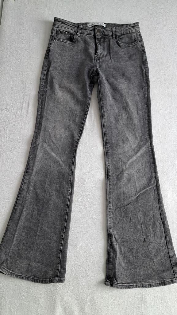 Zwarte, flaired spijkerbroek van de Bershka, mt. 38, Zwart, Zo goed als nieuw, W30 - W32 (confectie 38/40), Bershka
