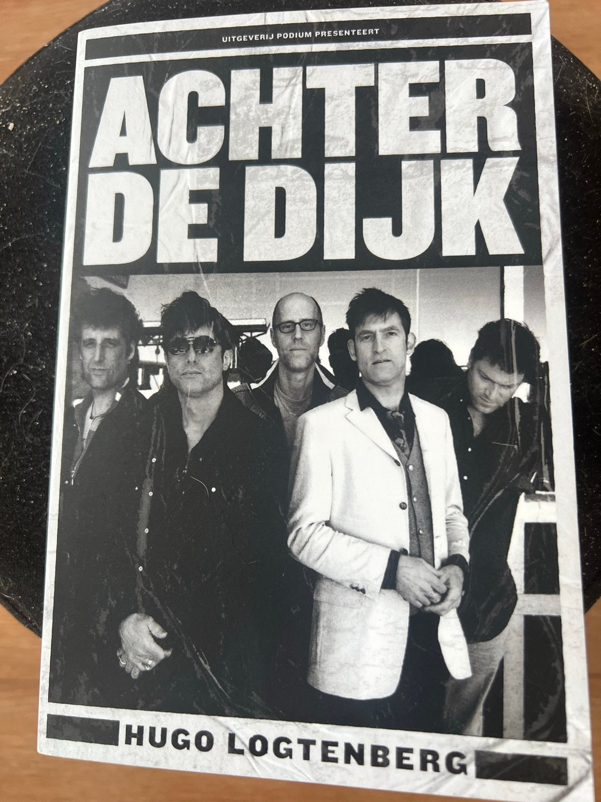 Achter De Dijk - Hugo Logtenberg (Boek), Ophalen of Verzenden, Zo goed als nieuw, Nederland