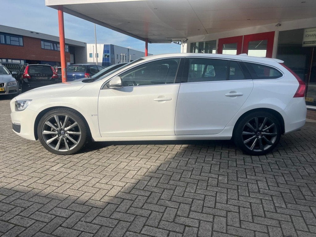 Volvo V60 1.6 T3 150PK  Momentum  150 PK  NW Distributieriem, Auto's, Voorwielaandrijving, Gebruikt, 4 cilinders, 150 pk