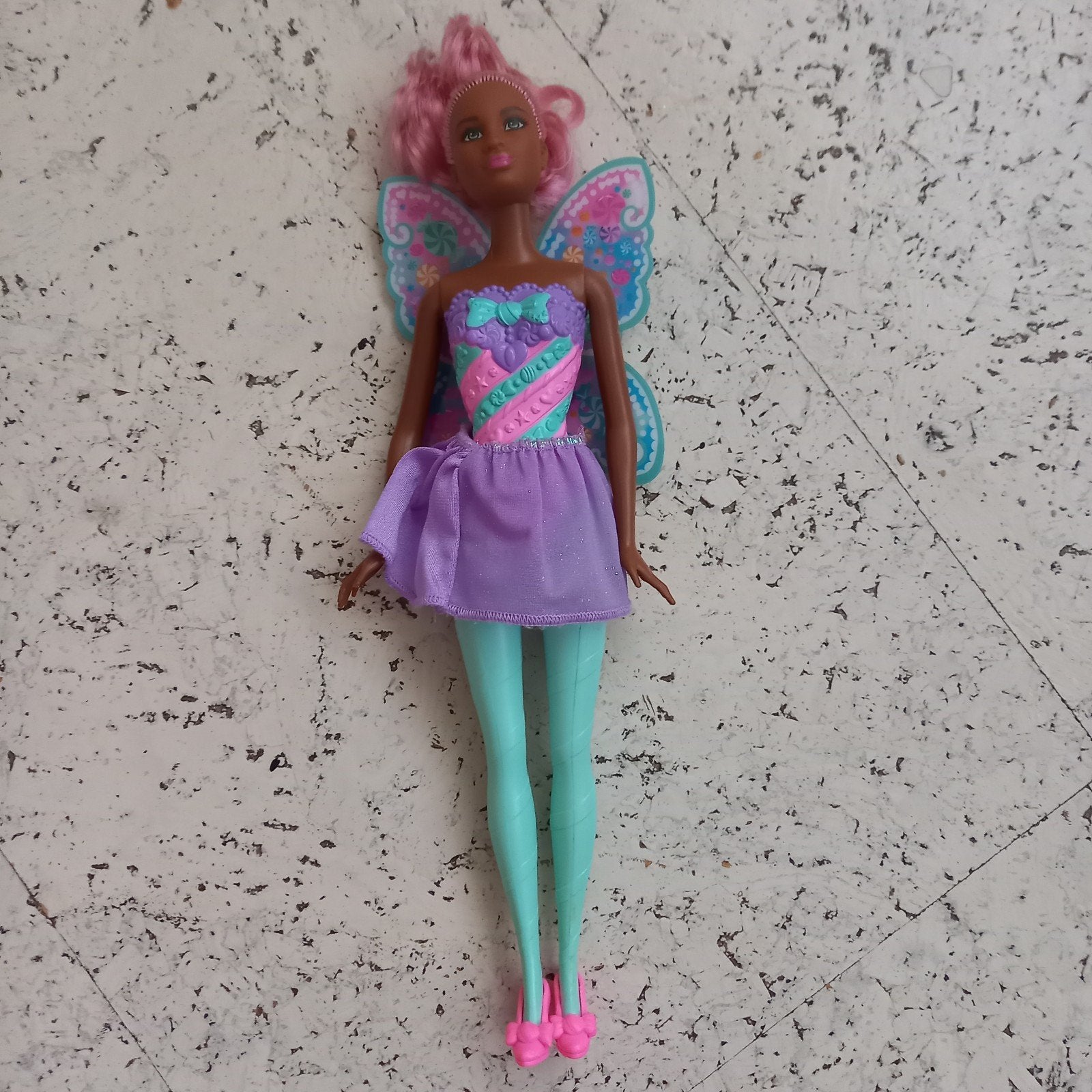 Barbie pop met roze haar en vlindervleugels, Ophalen of Verzenden, Zo goed als nieuw, Barbie