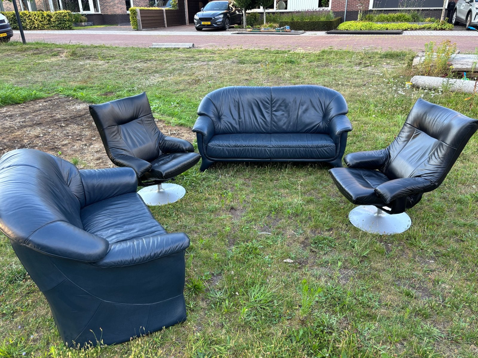 Gratis: Lederen bankstel: 2- + 2,5-zitsbank en 2 fauteuils, Gebruikt, 150 tot 200 cm, Tweepersoons, Ophalen of Verzenden