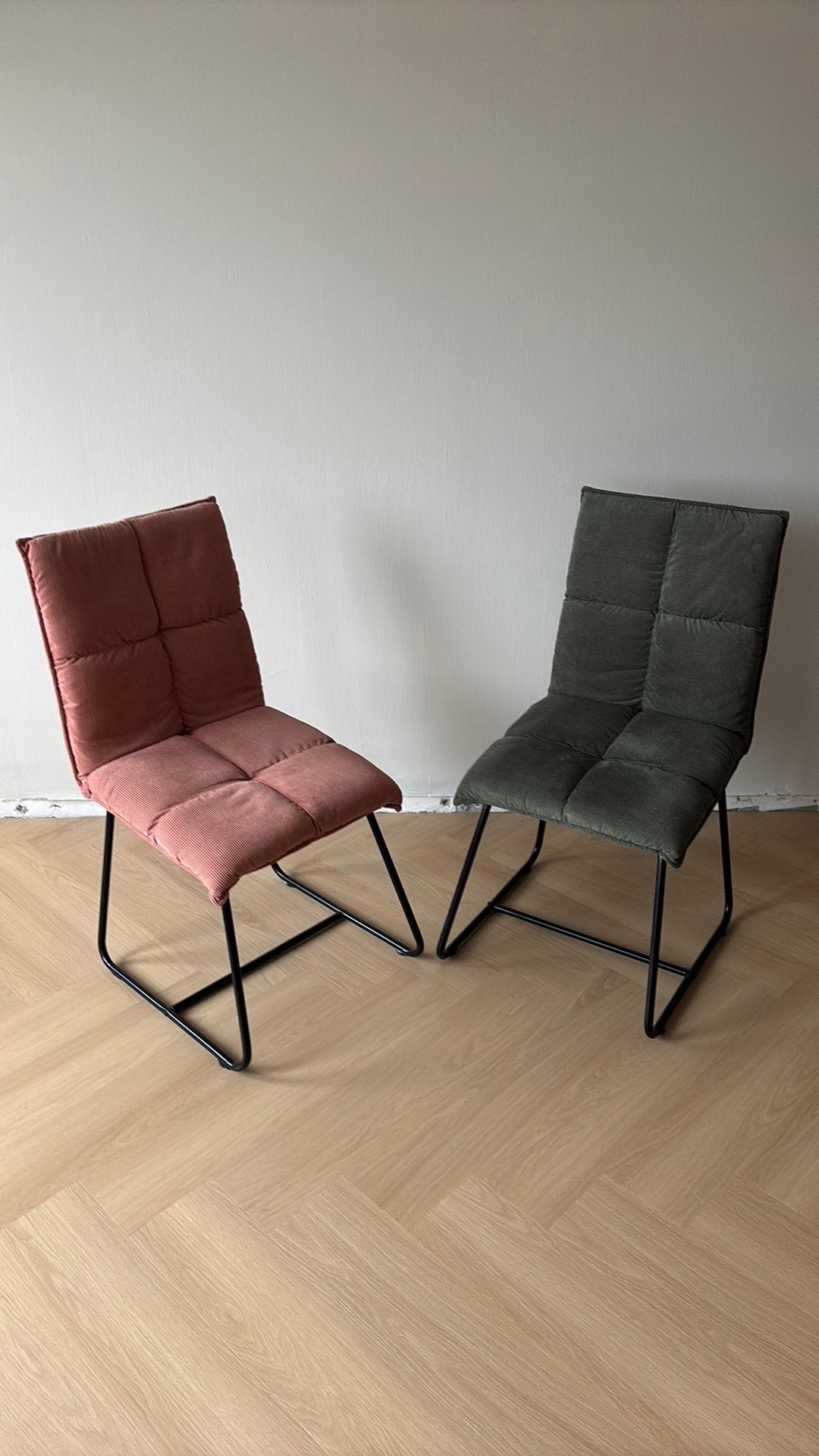 Nette eetkamerstoelen, 2 roze en 2 groene, Huis en Inrichting, Stoelen, Gebruikt, Vier, Stof, Overige kleuren, Ophalen
