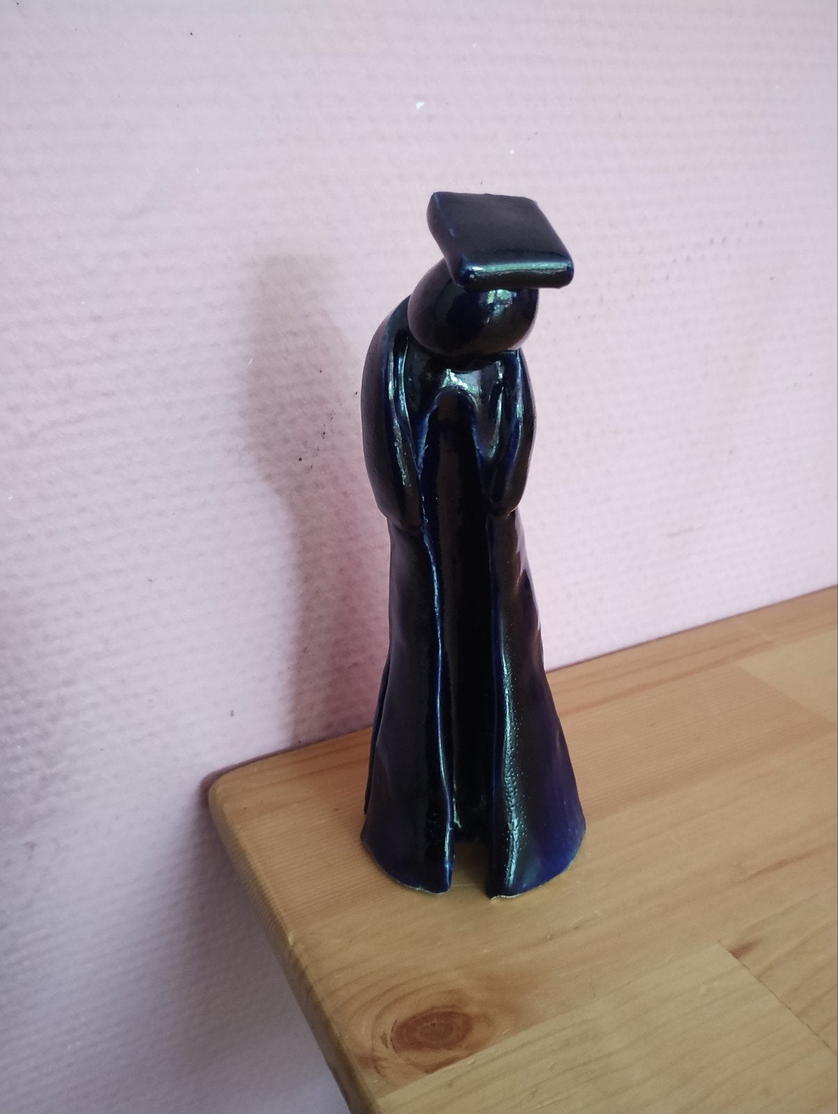 Uniek keramisch beeldje: Afgestudeerde monnik, Blauw, Minder dan 20 cm, Ophalen of Verzenden, Handgemaakt