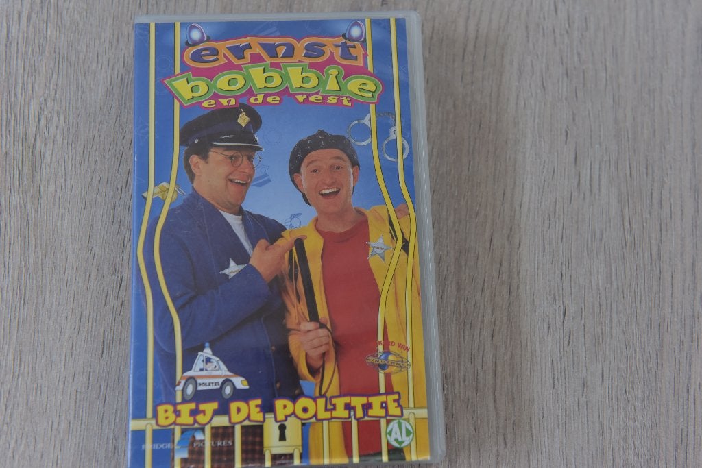VHS -- ERNST EN BOBBIE EN DE REST - BIJ DE POLITIE, Verzenden, Alle leeftijden, Nederlands, Zo goed als nieuw