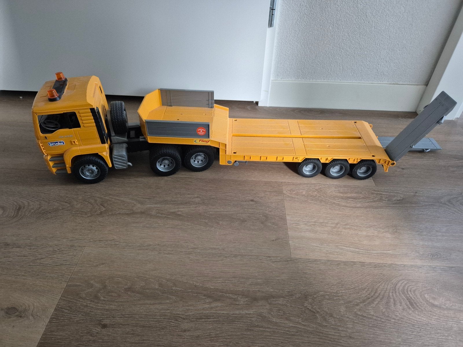 Bruder MAN Vrachtwagen met Dieplader - Zo goed als nieuw, Ophalen of Verzenden, Gebruikt