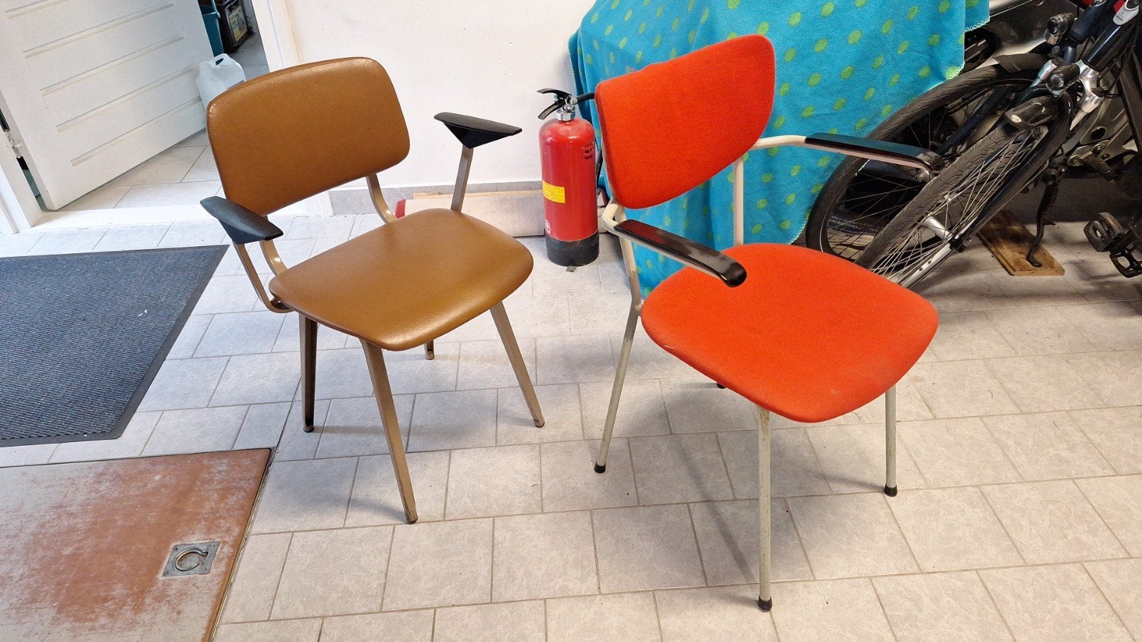 Bruine Vintage Gispen en rode Revolt stoel met armleuningen., Ophalen of Verzenden