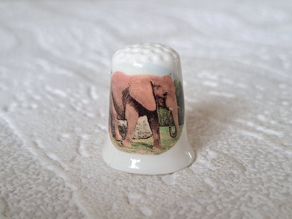 Olifant Porseleinen Vingerhoedje - Verzamelobject, Ophalen of Verzenden, Nieuw, Porselein, Nederland