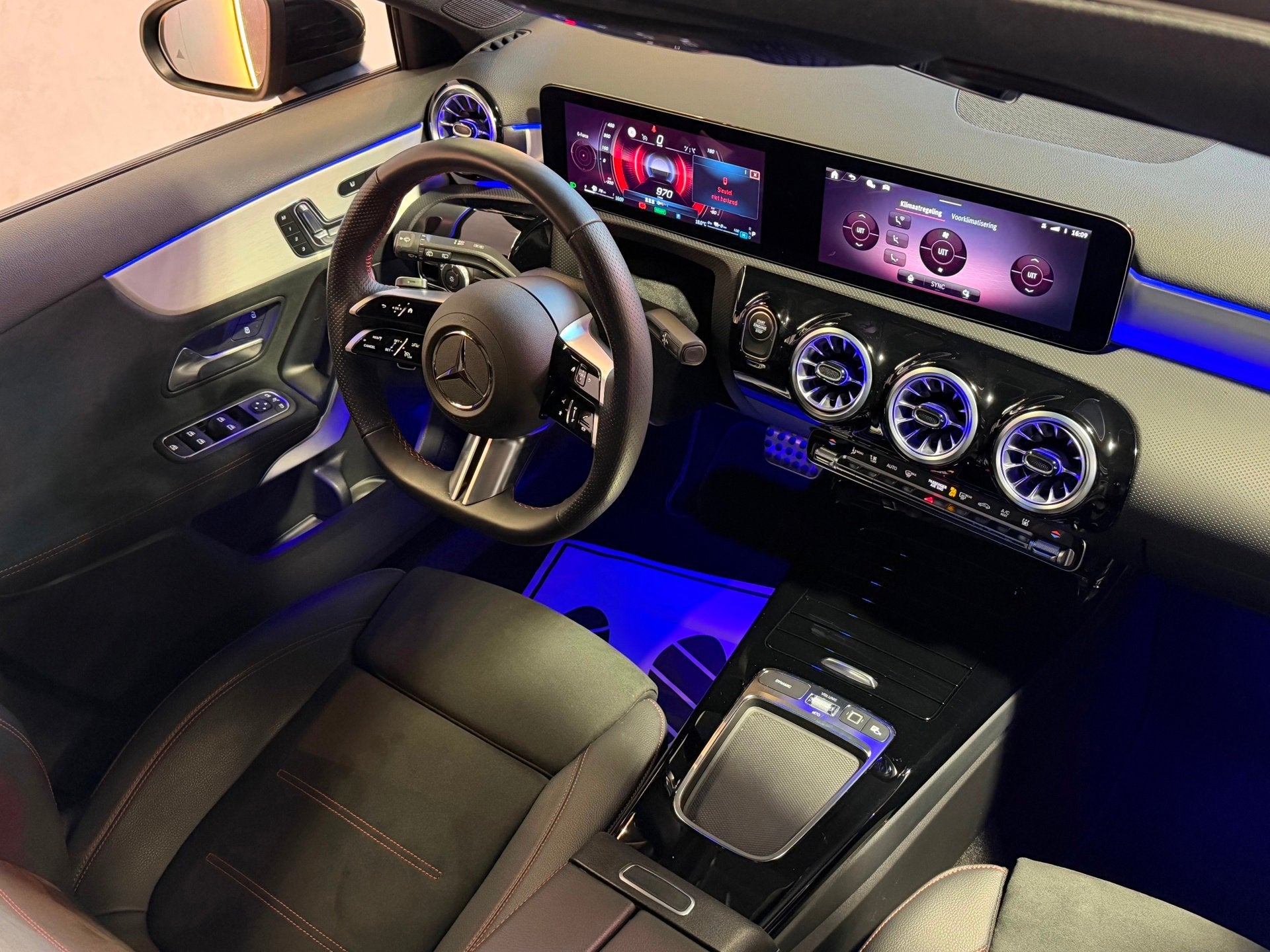 Mercedes-Benz A-klasse 250 e AMG Pano|Memory|360|Burmester|K, Auto's, Dealer onderhouden, 4 cilinders, Bedrijf, Nieuw
