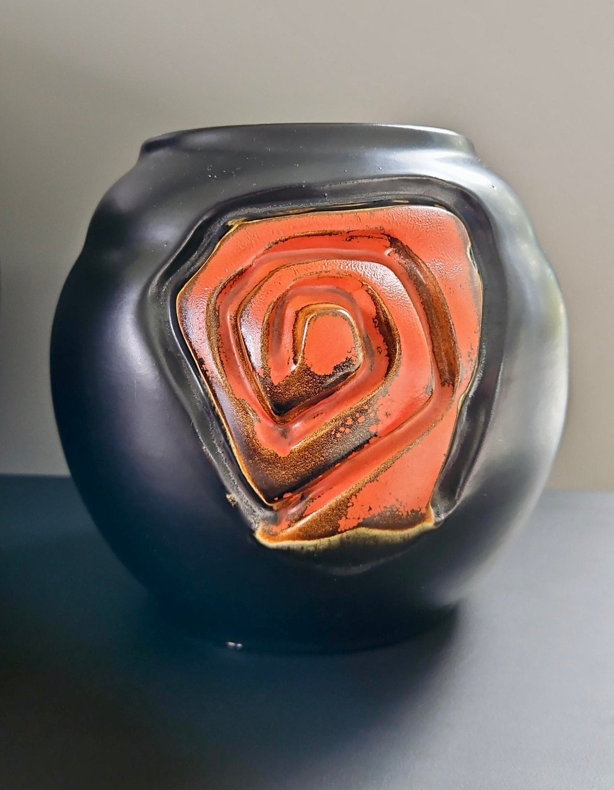 Gouda Goedewaagen vaas met relief decor 20 cm hoogte, Antiek en Kunst, Ophalen of Verzenden