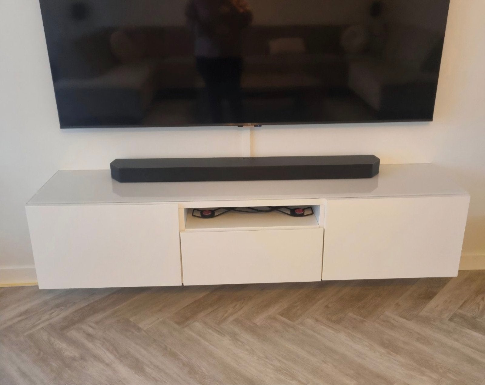 Zwevend TV-meubel wit hoogglans met glasplaat, Huis en Inrichting, Kasten | Televisiemeubels, Ophalen, Overige materialen, 150 tot 200 cm