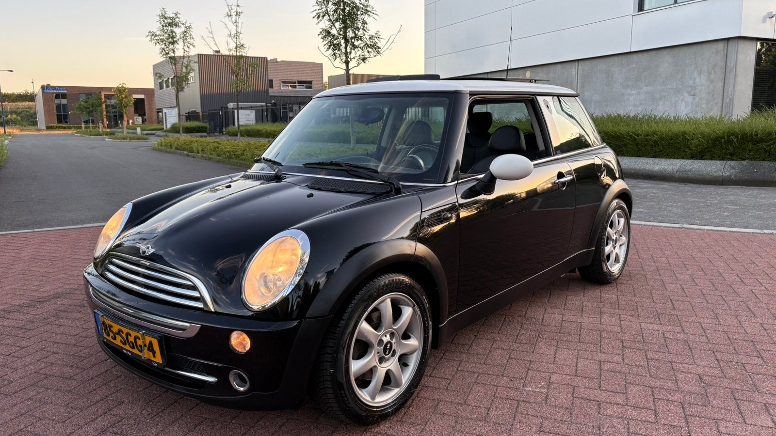 Uniek!!!mooie Mini 1.6 16V Cooper  panorama dak /, Auto's, Mini, Voorwielaandrijving, Zwart, 4 cilinders, 4 stoelen