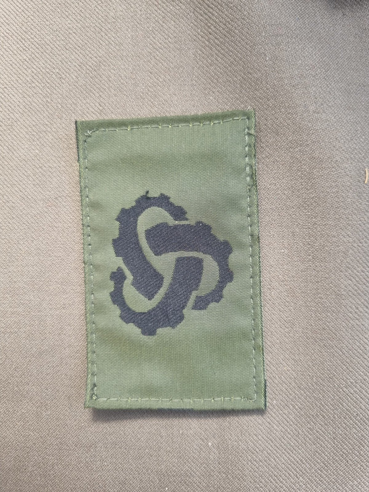 Mouwembleem GVT DMO, Ophalen of Verzenden, Landmacht, Nederland, Embleem of Badge
