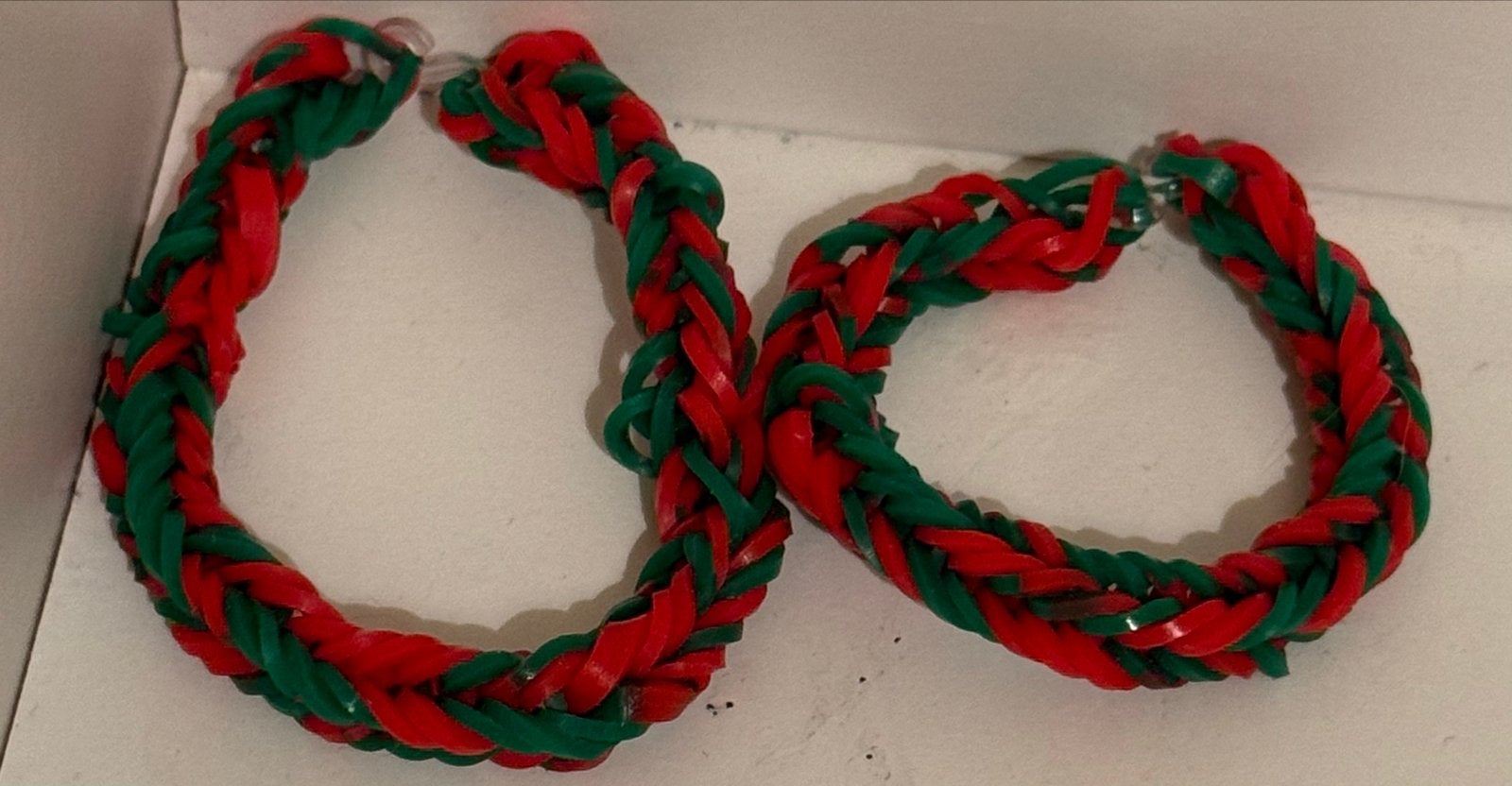 Set van 2 handgemaakte Loom Band armbanden rood/groen, Ophalen, Nieuw, Rood, Elastiek