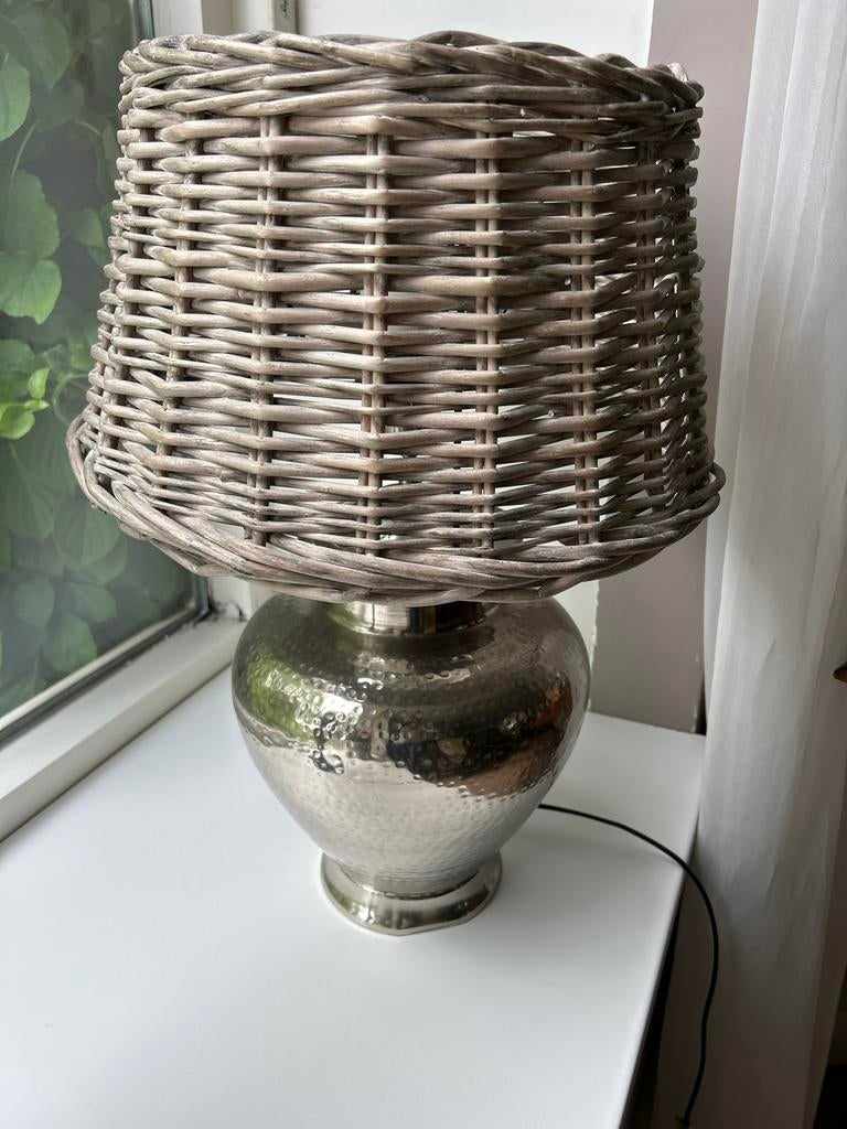 2x Riviera Maison lampen met rotan kap, Ophalen, Zo goed als nieuw, Metaal