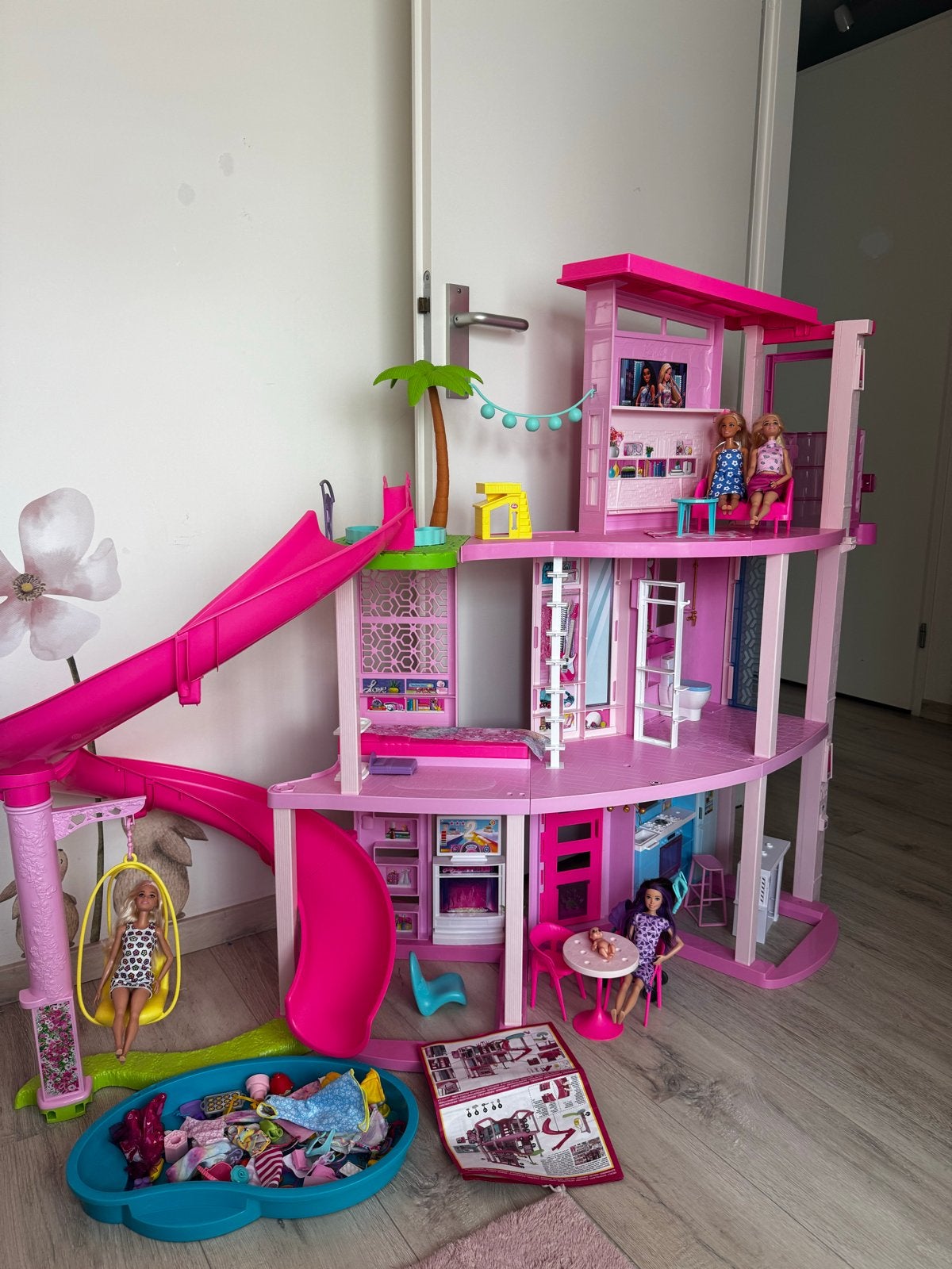 Barbie Droomhuis met glijbaan en accessoires, Ophalen of Verzenden, Zo goed als nieuw, Poppenhuis