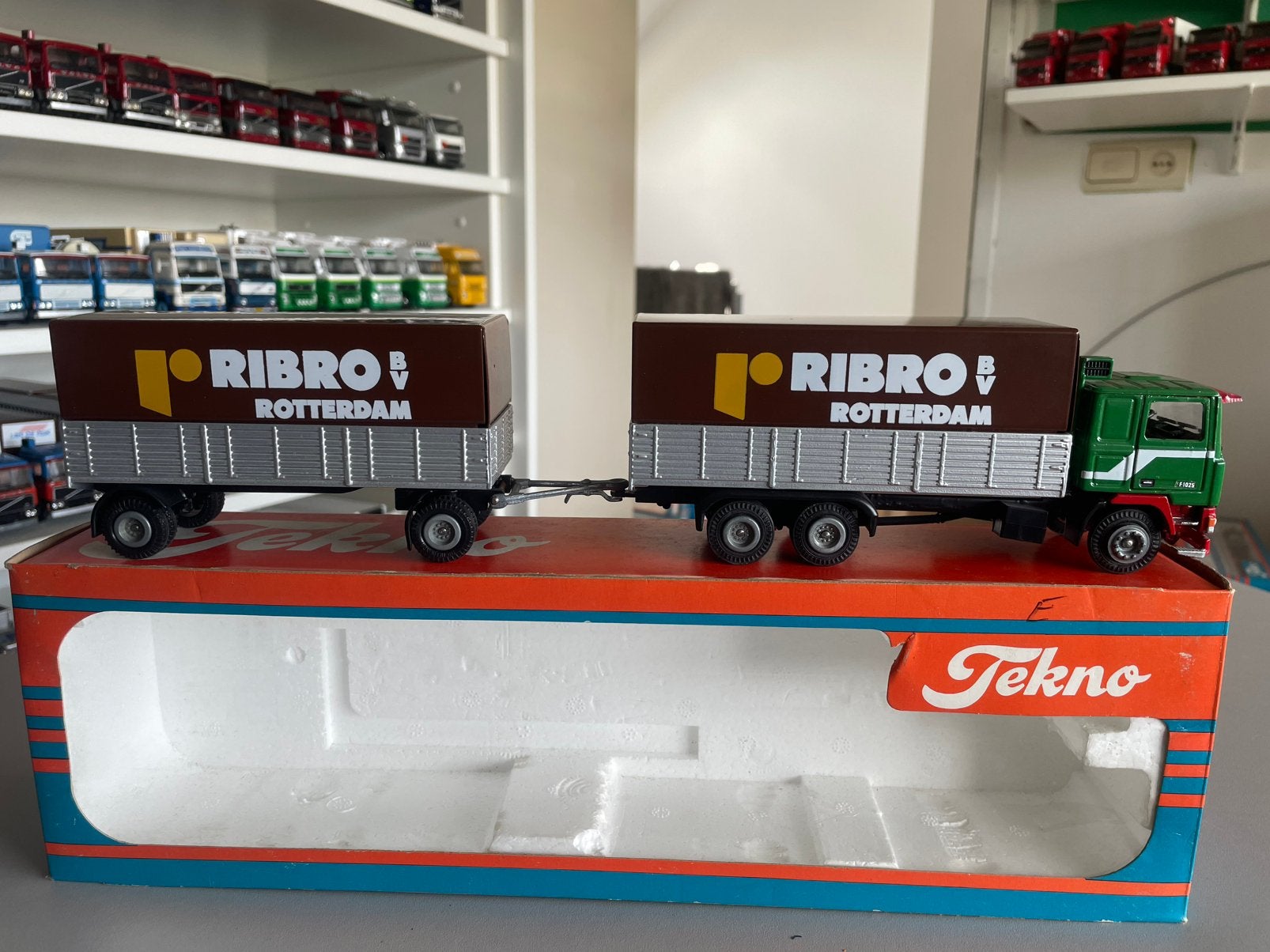 Volvo F1025 Ribro., Hobby en Vrije tijd, Modelauto's | 1:50, Ophalen of Verzenden, Zo goed als nieuw, Bus of Vrachtwagen, Tekno