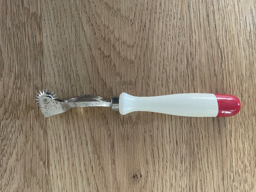D398 Vintage radeerwieltje met houten handvat rood wit, Ophalen of Verzenden, Gebruikt, Overige typen