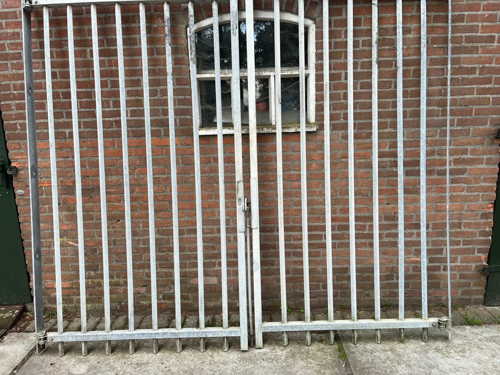 Dubbele deur poort B&G 2.60m breed 2.40 hoog gegalvaniseerd, Ophalen, Met poort, Gebruikt, Spijlenhekwerk
