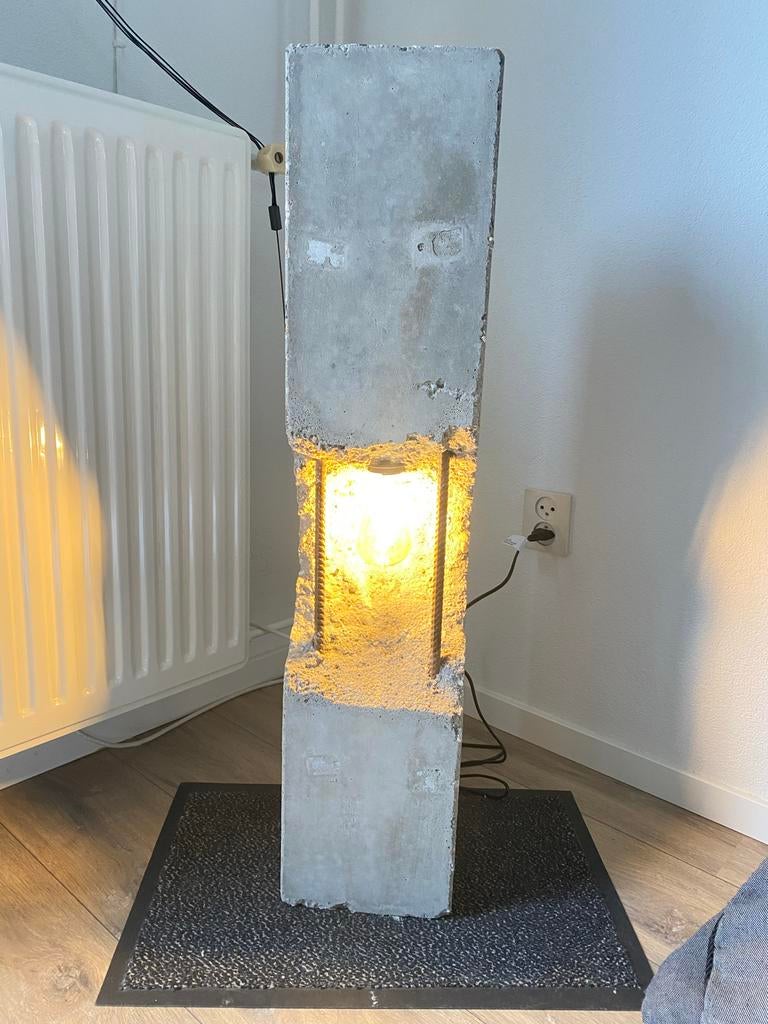 Gave betonlamp van massief beton en afgewapend., Huis en Inrichting, Lampen | Vloerlampen, Ophalen, Zo goed als nieuw, Overige materialen