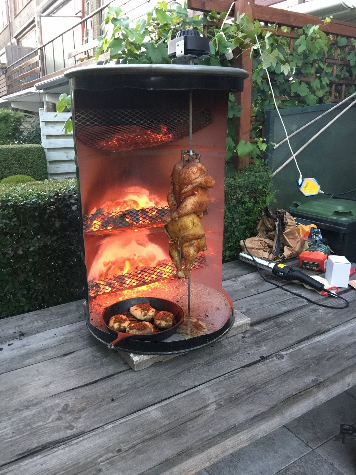 Unieke BBQ/Smoker/Rotisserie - Klassiek Olievat, Ophalen, Gebruikt, Met accessoires