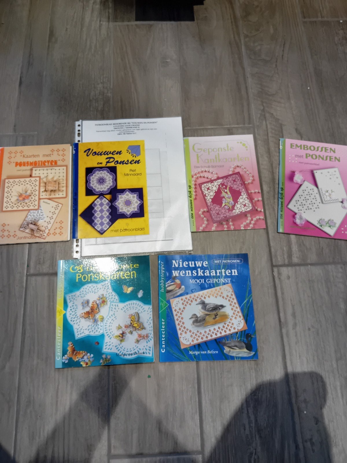 Boeken over ponsen en kaarten maken (7 stuks)en 5 ponstangen, Ophalen of Verzenden, Gebruikt, Overige thema's, Overige typen