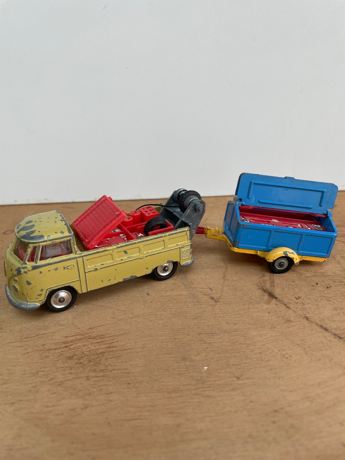 Vintage Corgi Toys Volkswagen Sleepwagen met Trailer, Hobby en Vrije tijd, Modelauto's | 1:43, Ophalen of Verzenden, Gebruikt