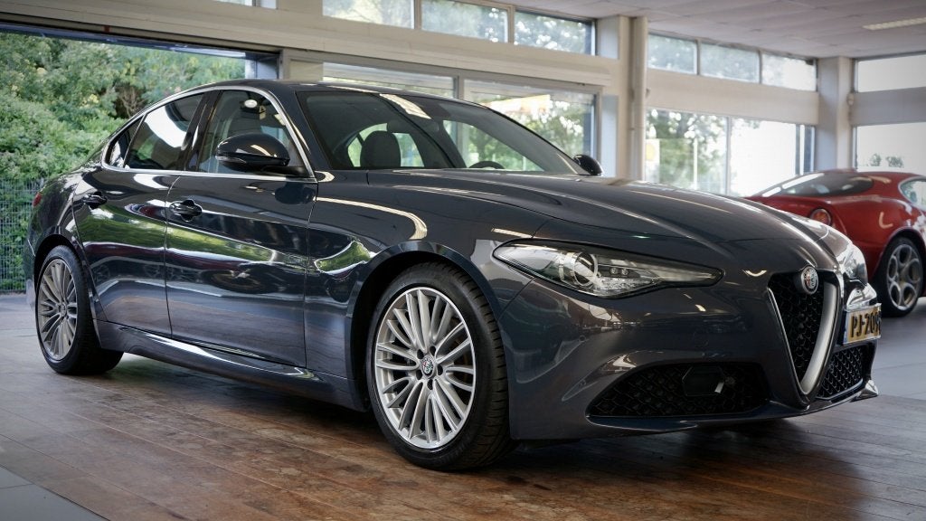 Alfa Romeo Giulia 2.0T Super | Sport uitlaat | leder | Breed, Euro 6, 4 cilinders, Automatische klimaatregeling, 1600 kg