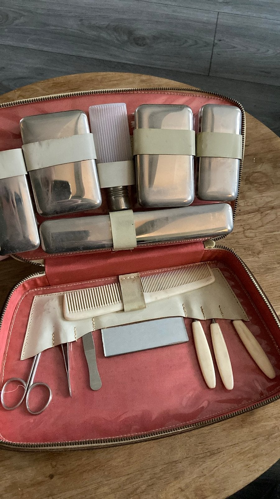Vintage Reis Toiletartikelen Set in Crèmekleurige Case, Gebruikt, Beige, Ophalen of Verzenden, Met spiegeltje(s)