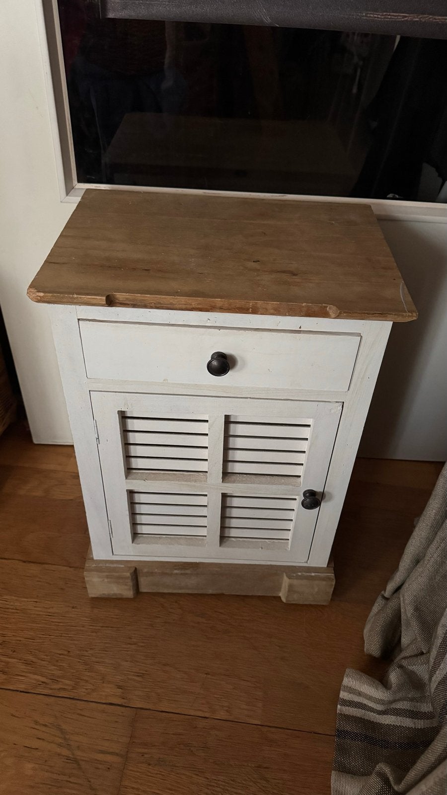 Nachtkastje Lade louvre Deurtje hout beige bruin 42 / 38 cm, Minder dan 45 cm, Ophalen of Verzenden, Zo goed als nieuw, Minder dan 55 cm