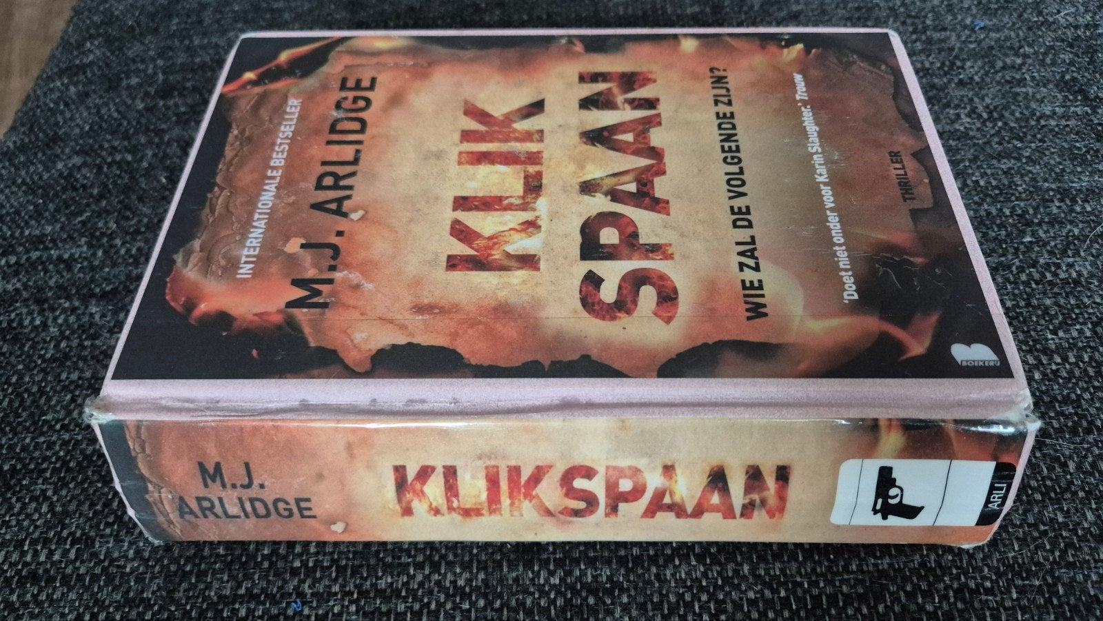 Boek: Klikspaan van M.J. Arlidge - Thriller, Ophalen of Verzenden, Gelezen, M.J. Arlidge