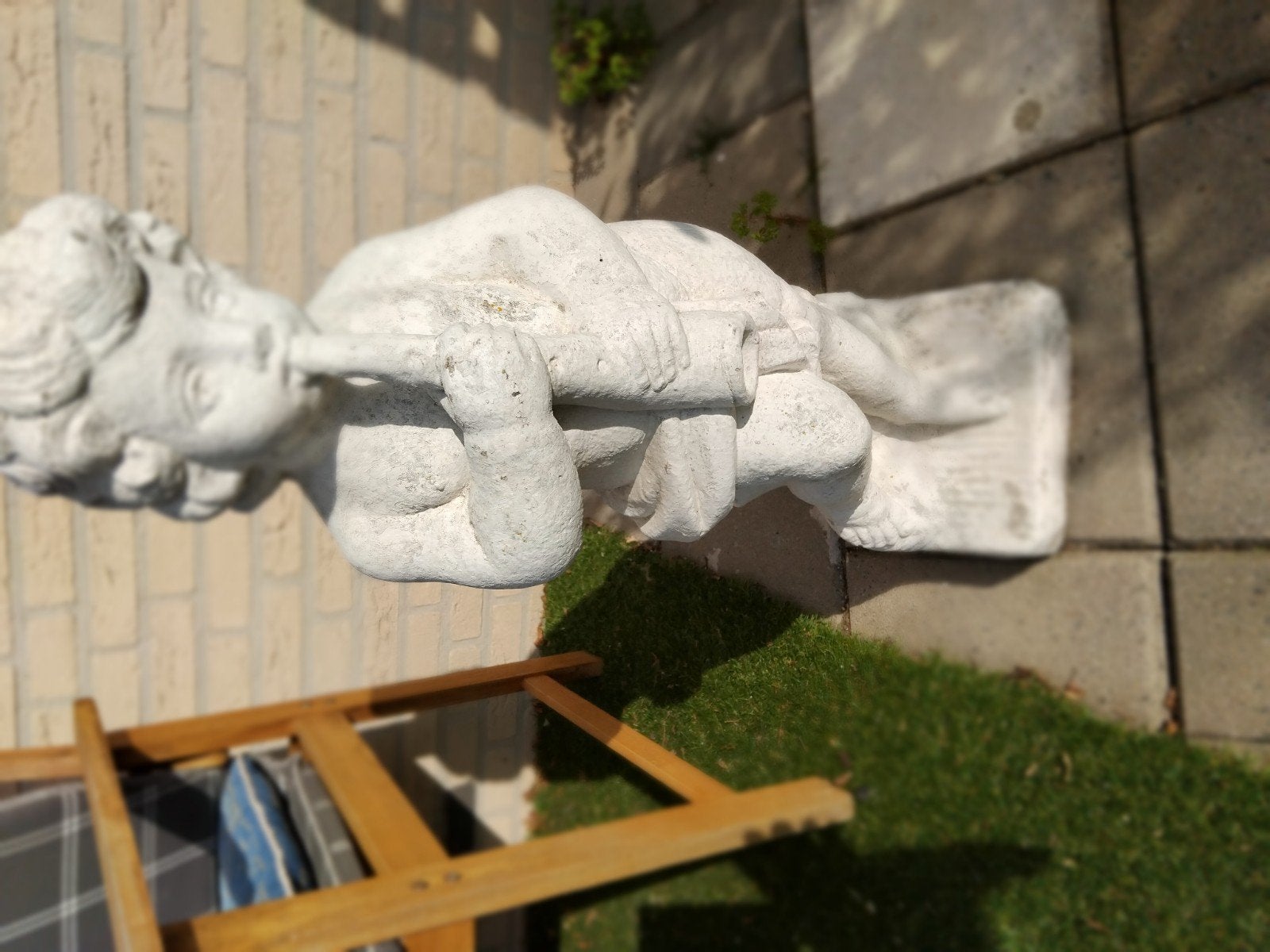 Vintage stenen beeldje van putto met fluit, Ophalen of Verzenden, Gebruikt, Steen, Engelenbeeld