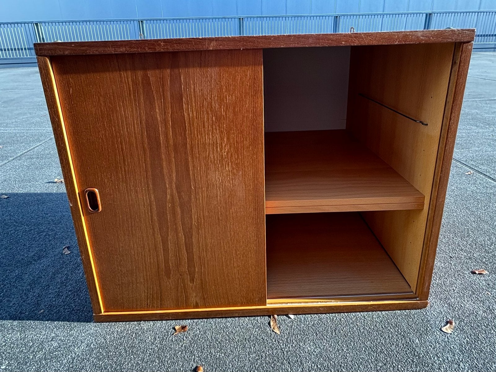 Mid-Century Wand hang kastje, teak fineer met Schuifdeuren, Ophalen, Gebruikt