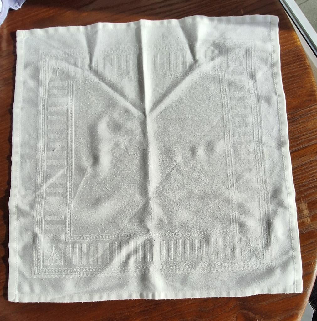5 witte servetten met ingeweven motief 43 bij 43 cm, Ophalen of Verzenden, Wit