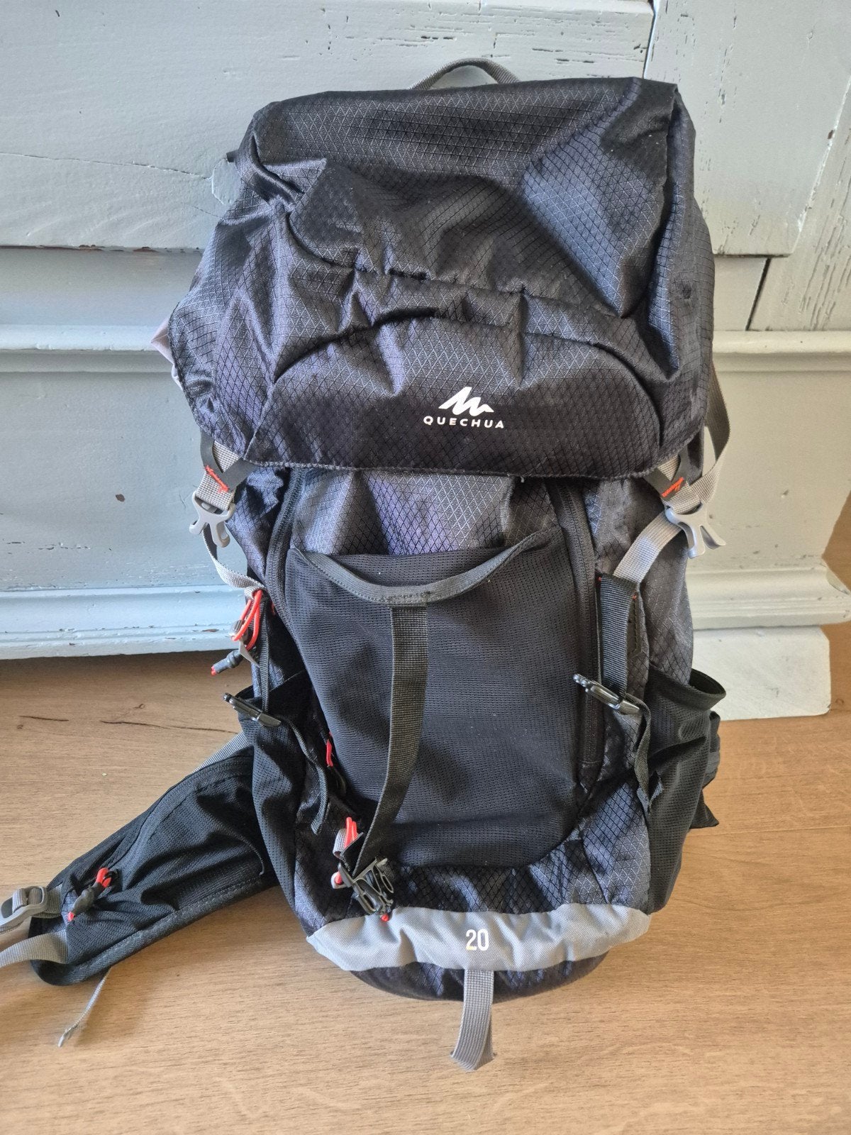 Quechua Wandelrugzak 20L met waterzak en regenhoes, 25 tot 40 cm, Zo goed als nieuw, Waterdicht, Ophalen