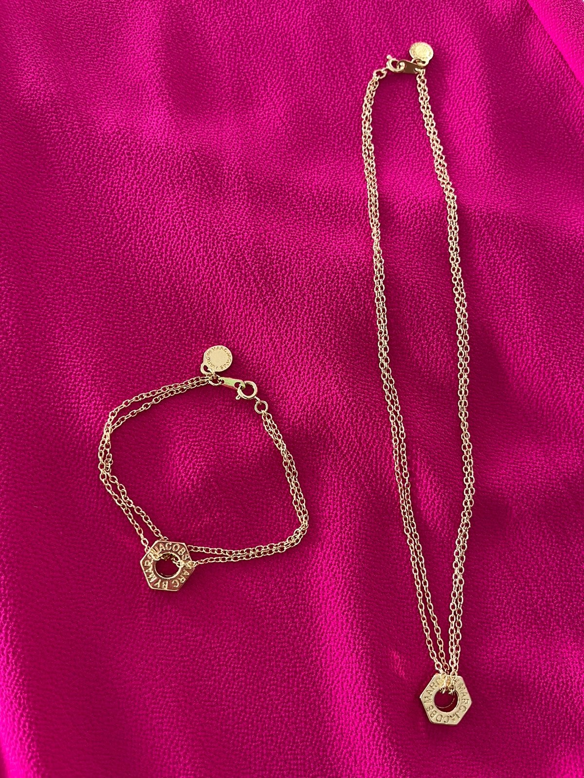 MARC JACOBS Setje (NIEUW), Sieraden, Tassen en Uiterlijk, Kettingen, Nieuw, Ophalen of Verzenden, Goud, Overige materialen