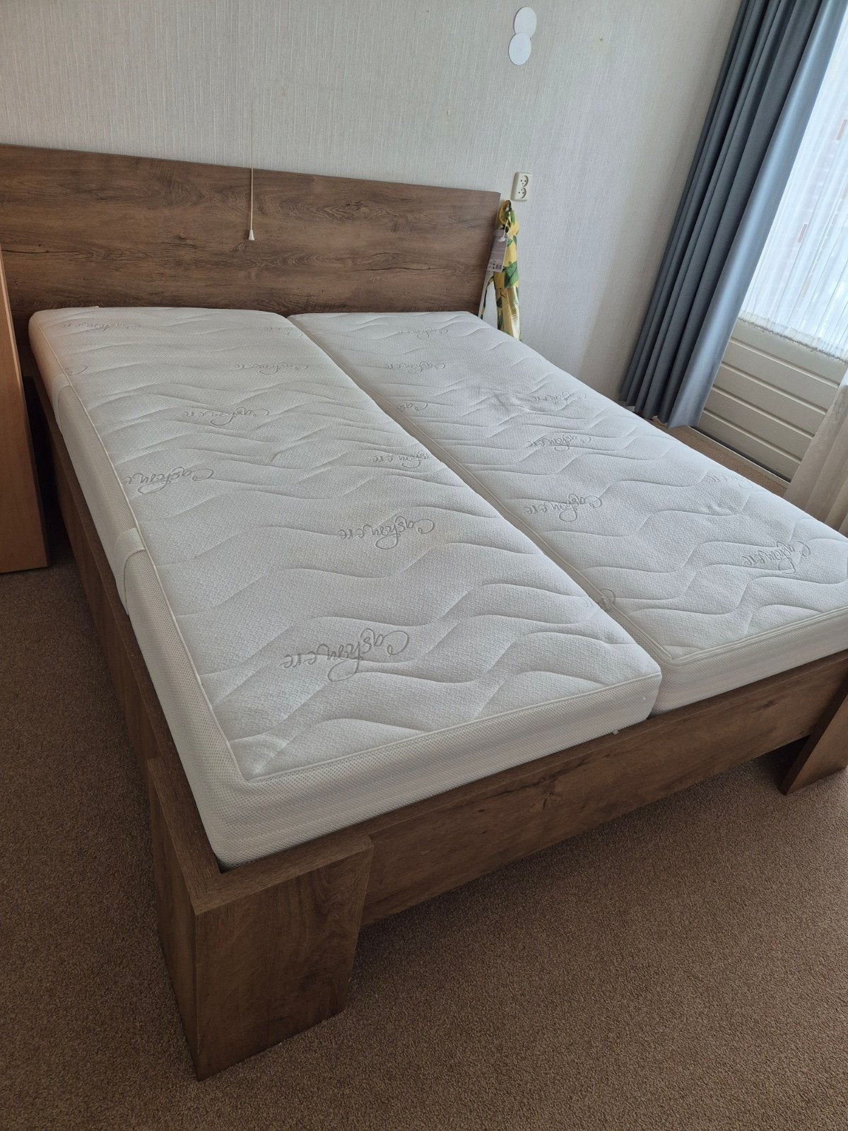 Tweepersoonsbed met matrassen - Hout, Ophalen, Gebruikt, Bruin, Tweepersoons