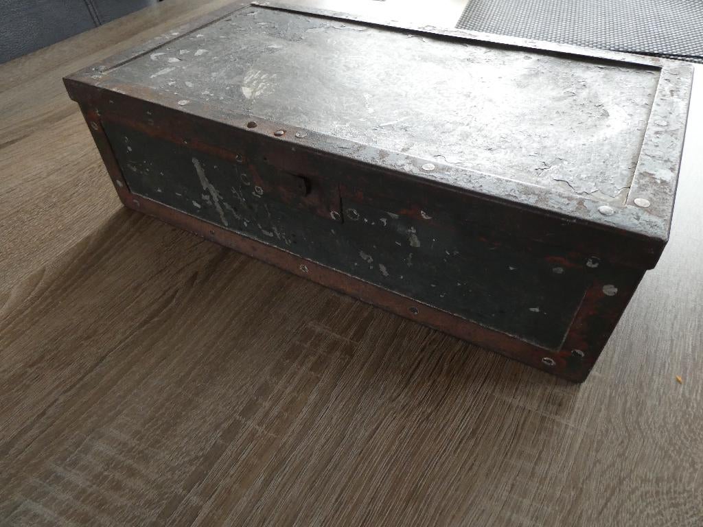 Duitse voertuig verbandkist., Verzamelen, Militaria | Tweede Wereldoorlog, Ophalen of Verzenden, Landmacht, Duitsland, Kleding of Schoenen