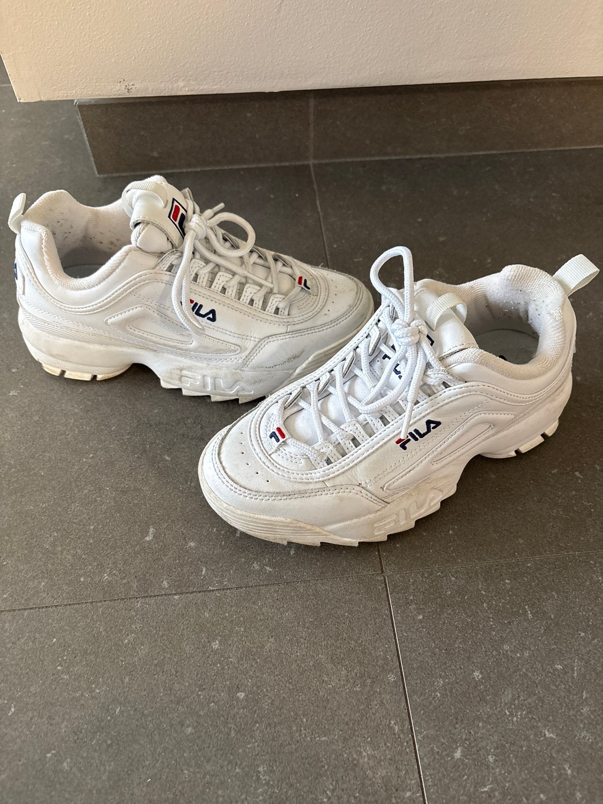 Witte Fila, Wit, Ophalen of Verzenden, Sneakers of Gympen, Gedragen