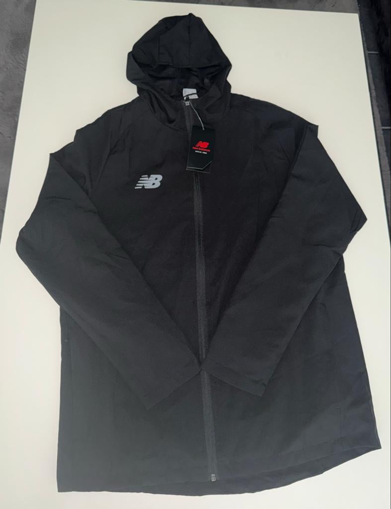 New Balance Zomerjas Zwart Maat L - Ongedragen met kaartjes, Ophalen of Verzenden, Zo goed als nieuw, Maat 52/54 (L), Zwart