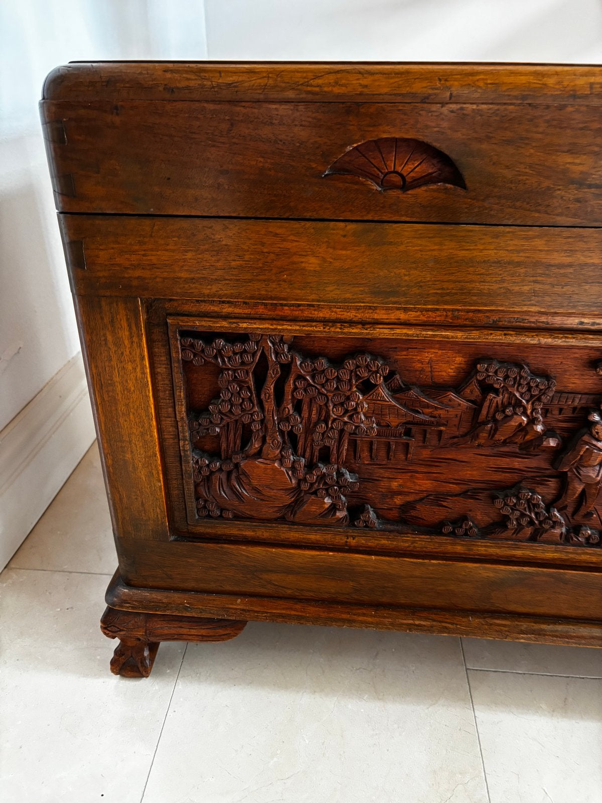 Kamferkist met houtsnijwerk en messing slot, Ophalen, 50 – 75, Gebruikt, 50 tot 100 cm