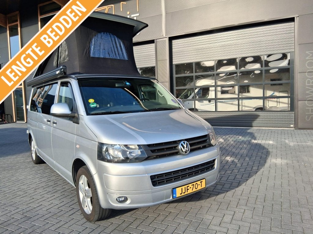 vw t5 bus camper met een zeer professionele inbouw groot bed, Buscamper of Camperbus, Volkswagen, Bedrijf, Handgeschakeld