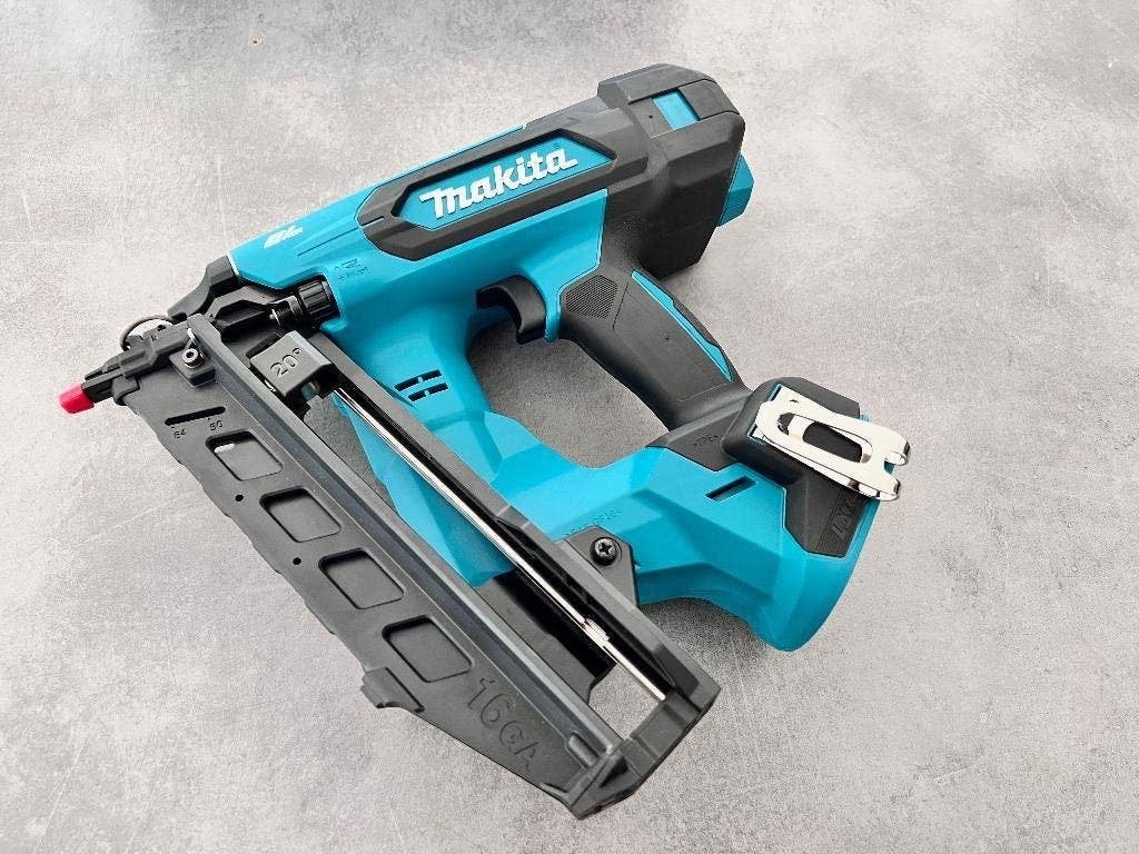 MAKITA 18V ACCU AFWERKTACKER DBN610ZJ BRADTACKER 32-64mm 16G, Ophalen of Verzenden, Nieuw, 50 tot 100 mm, Overige typen