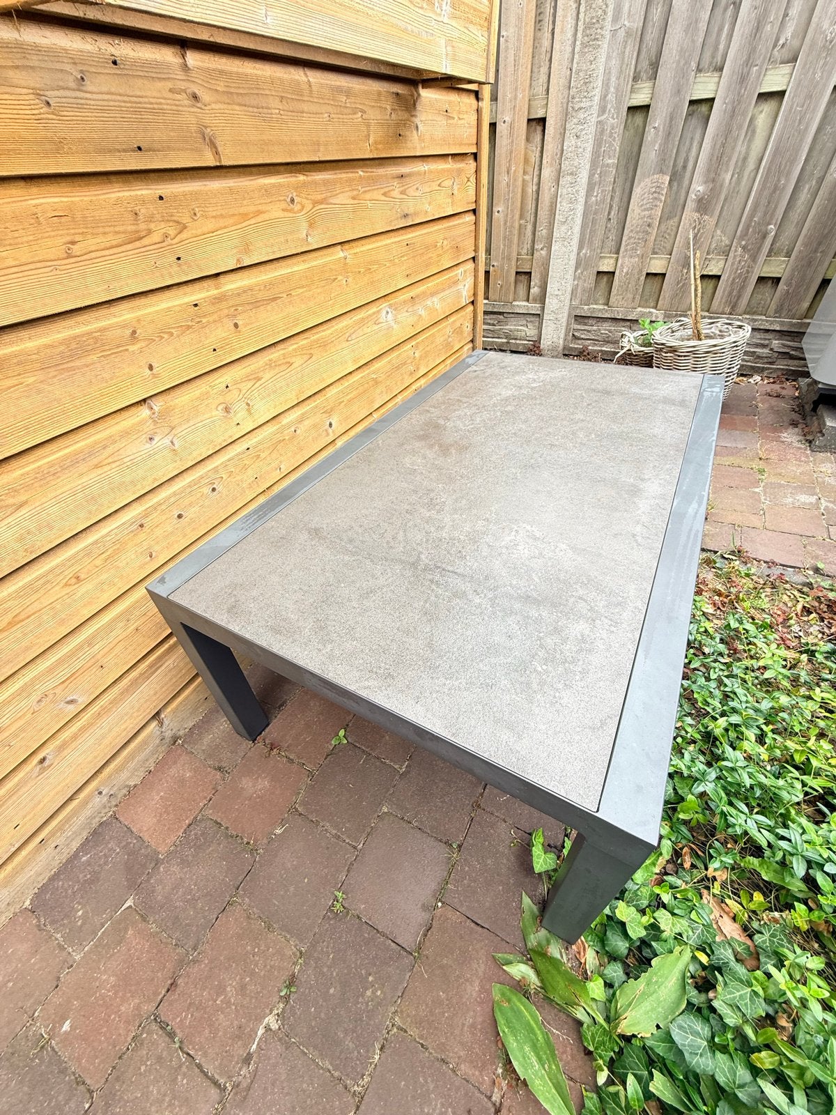 Moderne tuintafel met stenen betonnen look blad, Ophalen, Gebruikt, Rechthoekig, Metaal