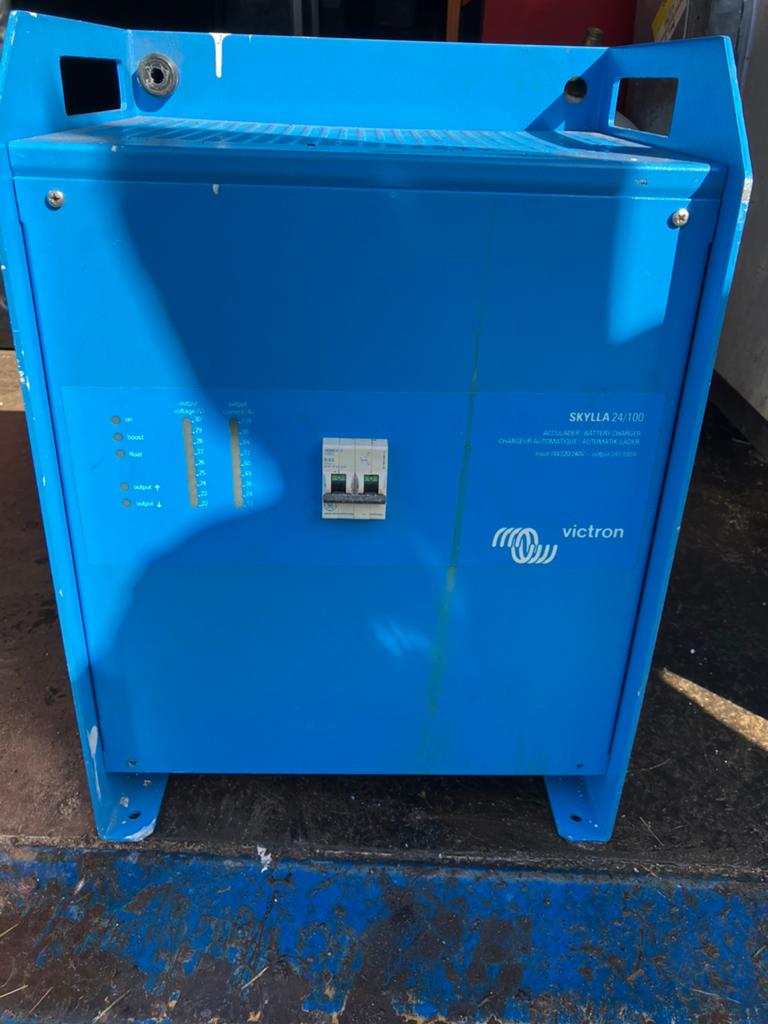 Victron 24volt skylla acculader 2 stuks, Ophalen, Motor en Techniek